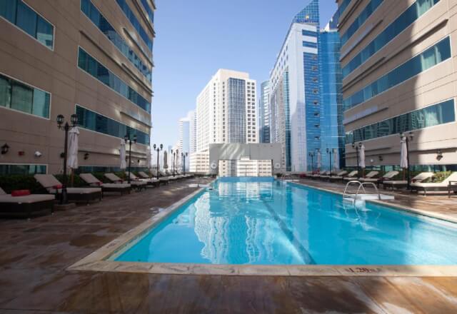 pool im Media Rotana Dubai