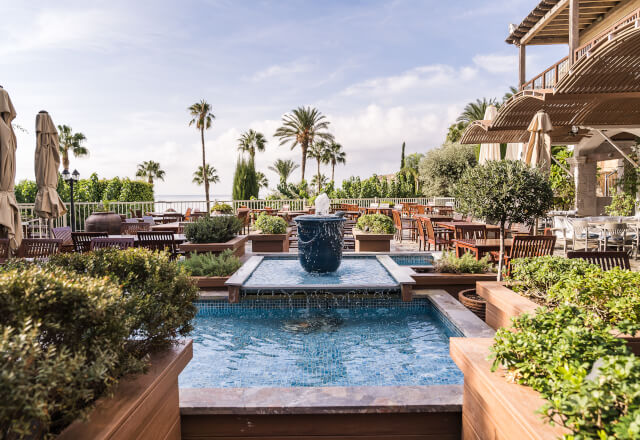 Garten des Columbia Beach Resort auf Zypern